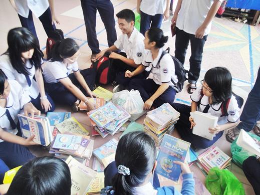 Đôn đốc triển khai cuộc vận động quyên góp, sử dụng sách giáo khoa cũ